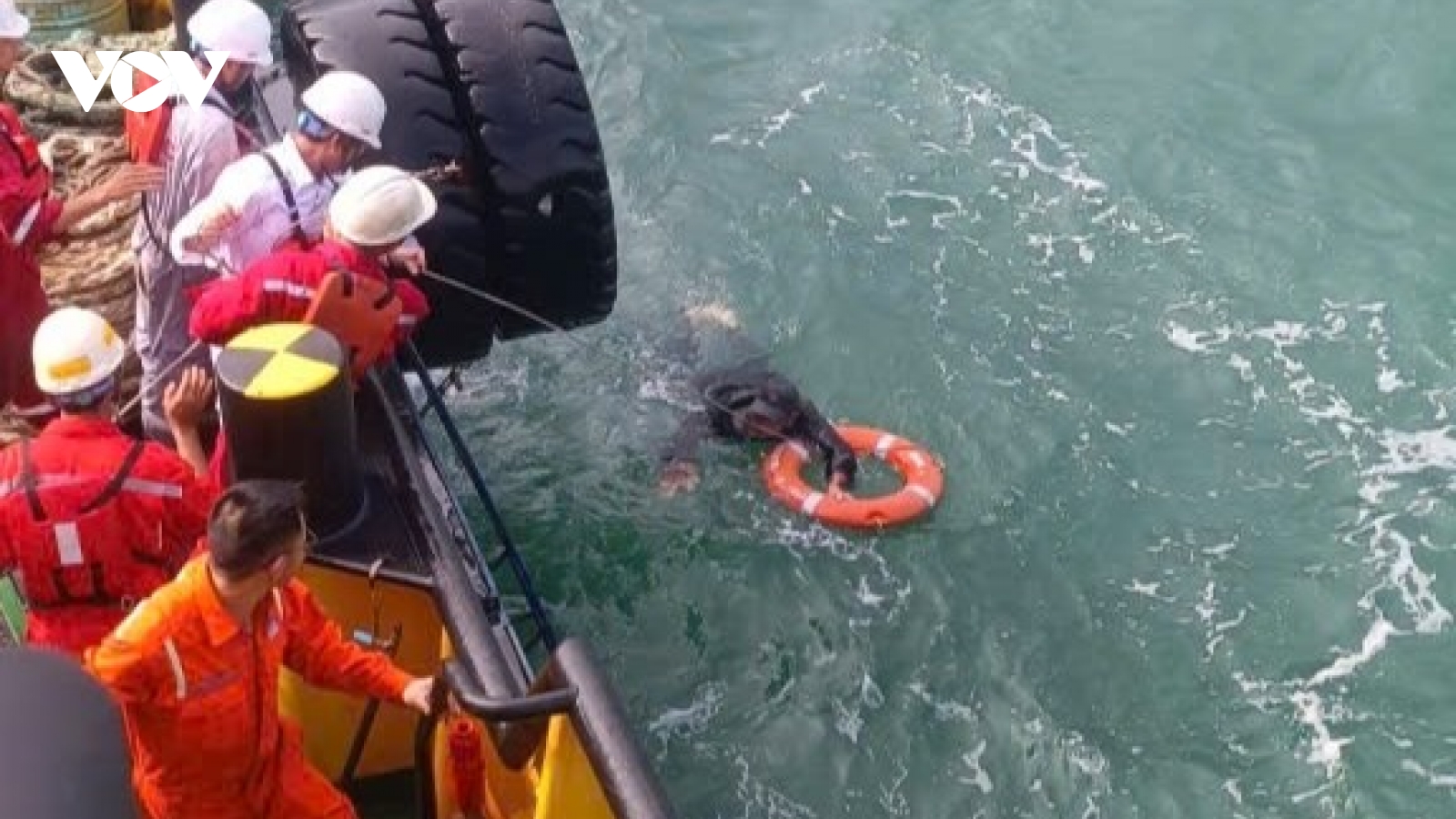 Cứu ngư dân Quảng Ngãi trôi dạt trên biển