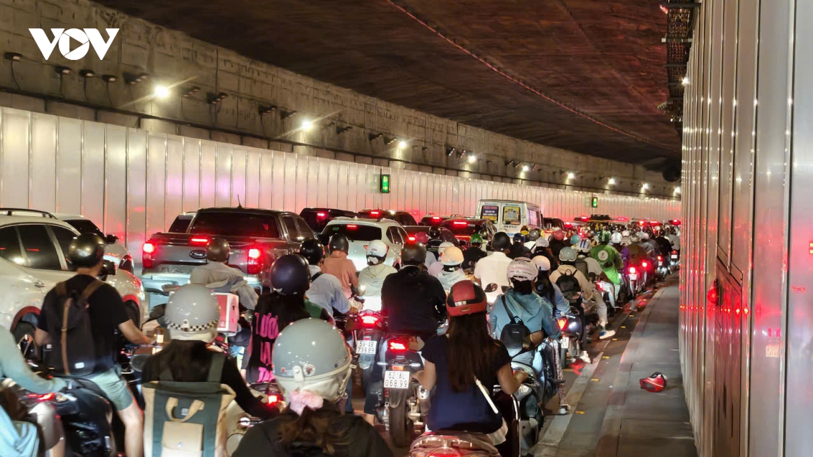 4 ô tô va chạm ở hầm Thủ Thiêm khiến ùn tắc kéo dài ở trung tâm TP.HCM