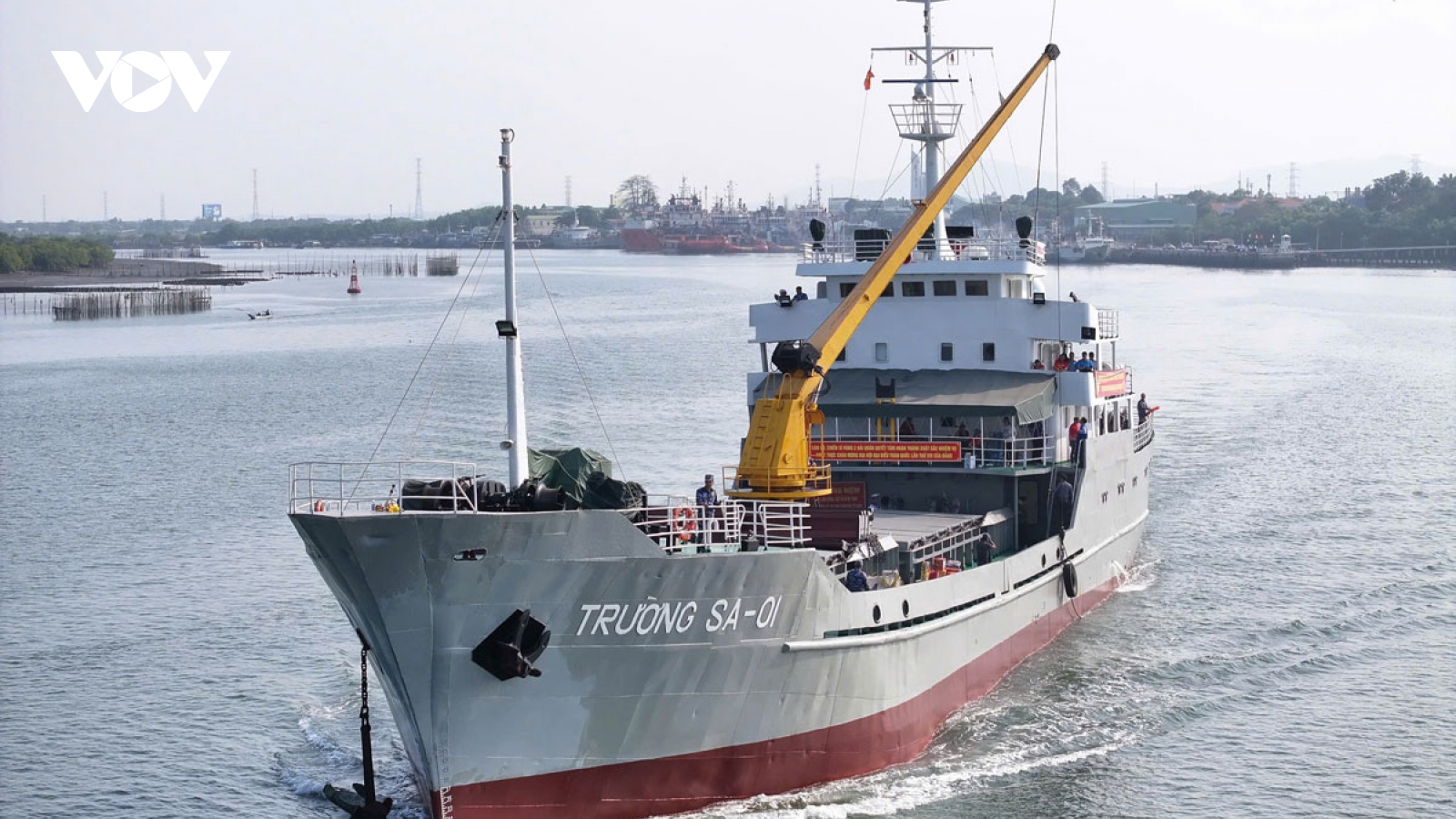 Vượt sóng dữ, mang Xuân sớm đến với chiến sĩ nhà giàn DK1 và thềm lục địa phía Nam