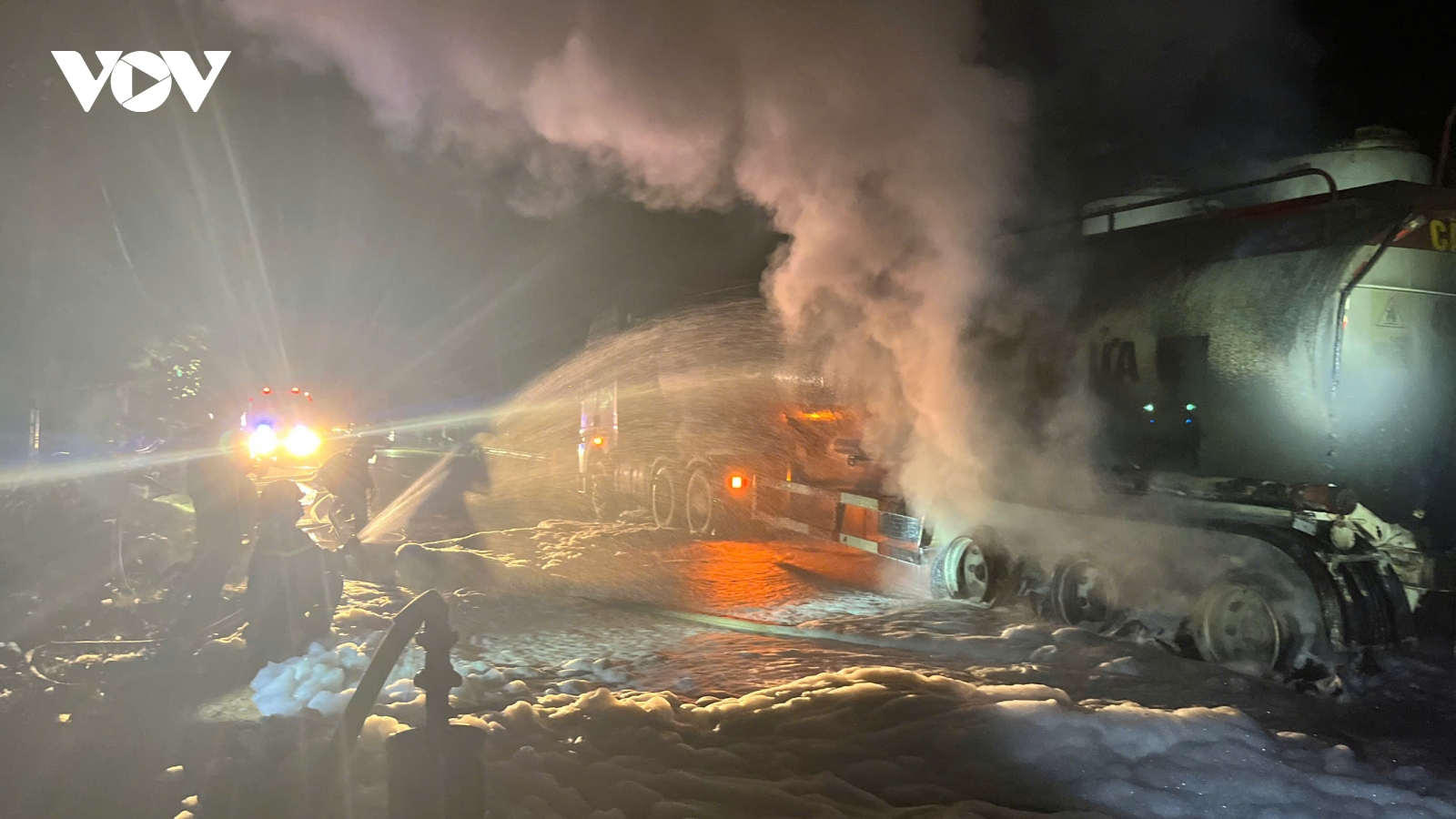 Dập tắt vụ cháy xe bồn chở dầu trên Quốc lộ 24 ở Quảng Ngãi