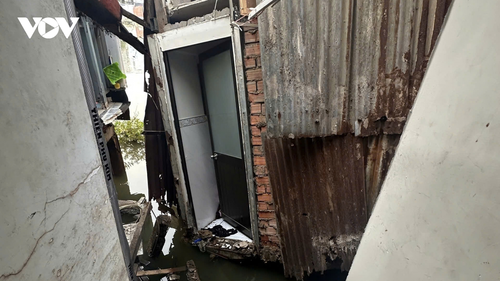 Sạt lở ven kênh Đôi, một căn nhà ở TP.HCM bị đổ sập