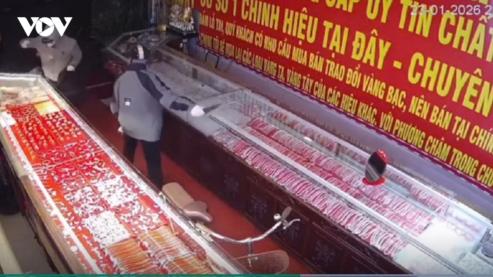 Táo tợn dùng dao cướp tiệm vàng rồi tẩu thoát ở Ninh Bình