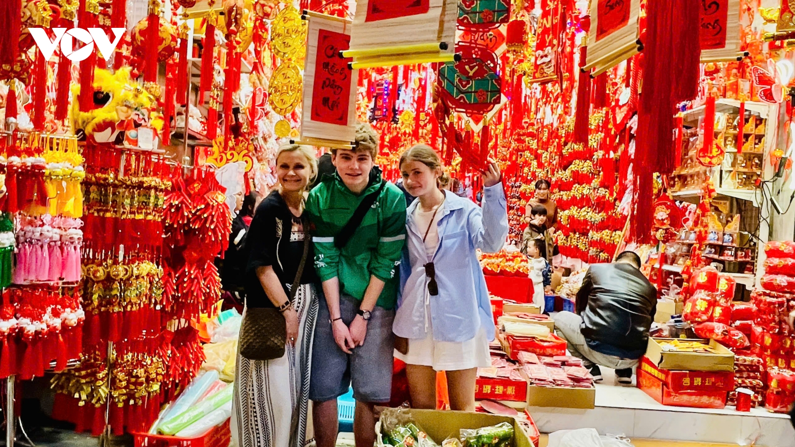 Sắc Xuân lan tỏa, phố cổ Hà Nội rực rỡ trước thềm Tết Bính Ngọ 2026