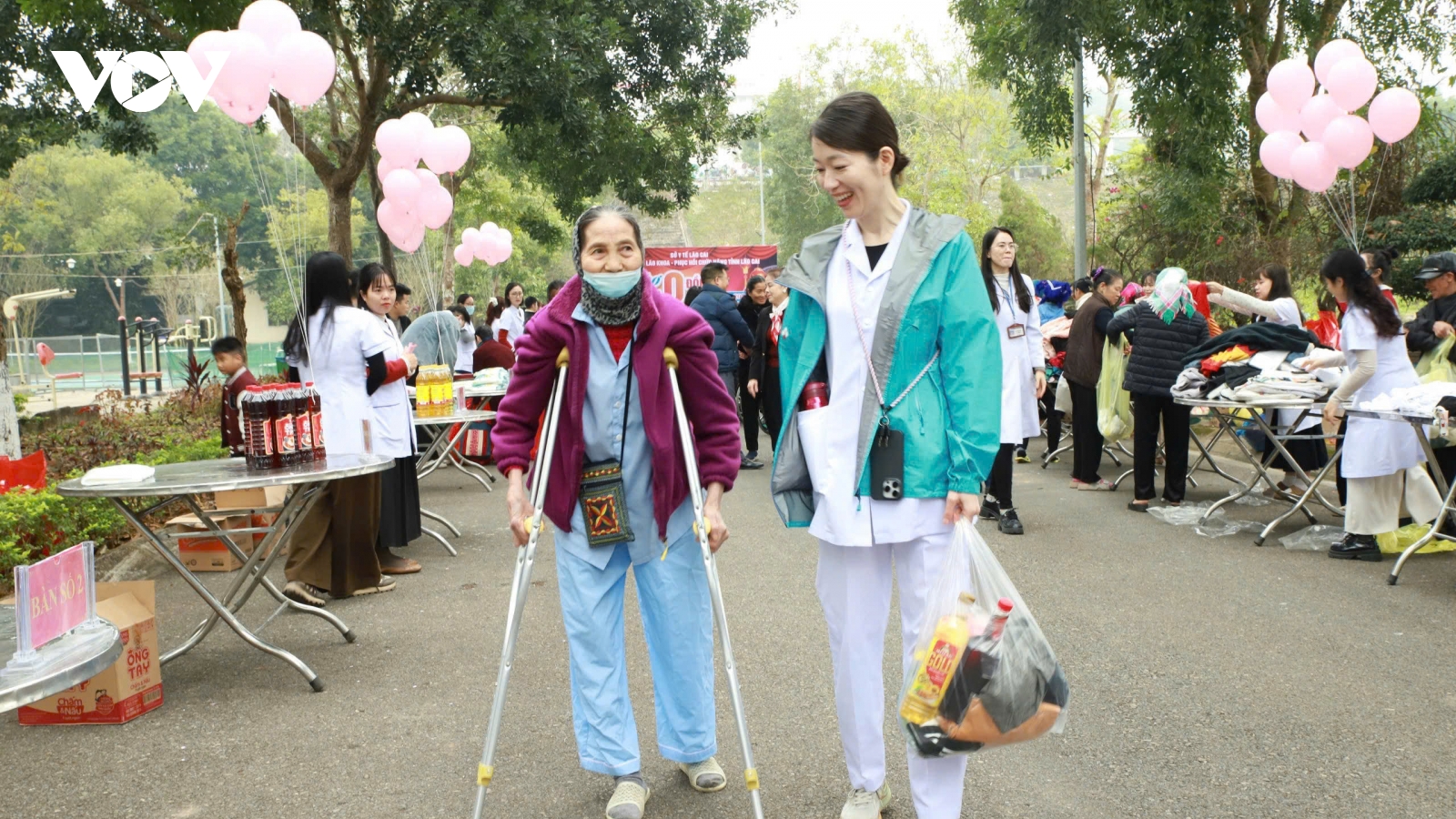 Xuân yêu thương: Hơi ấm mùa xuân nơi sảnh bệnh viện tại Lào Cai