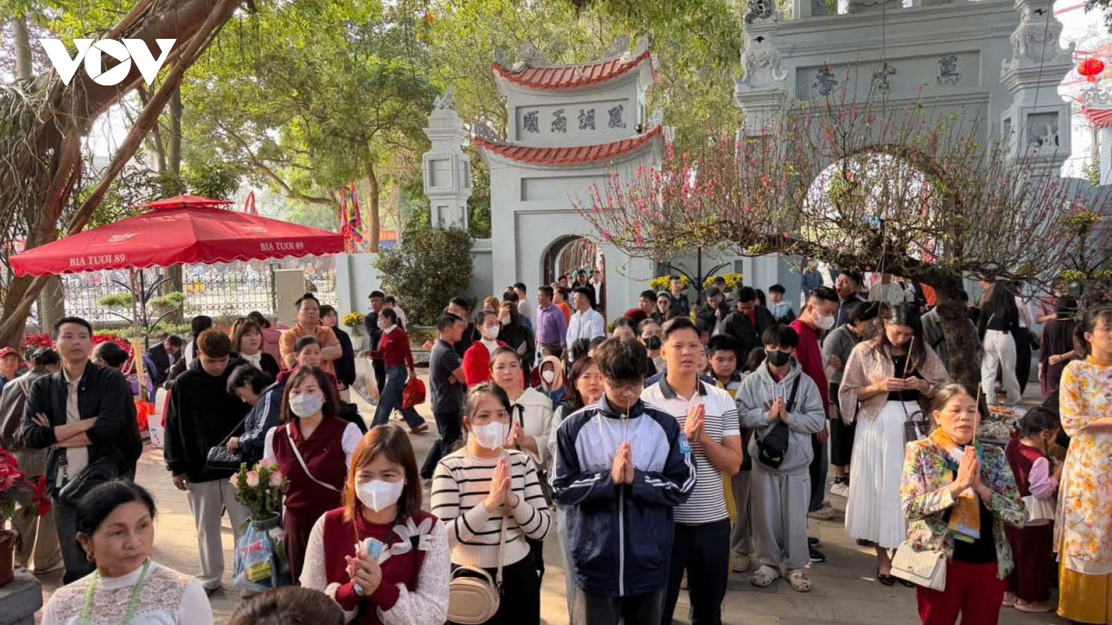 Mùng 5 Tết: Đền Mẫu Hưng Yên nhộn nhịp người đến cầu bình an, tài lộc đầu năm mới