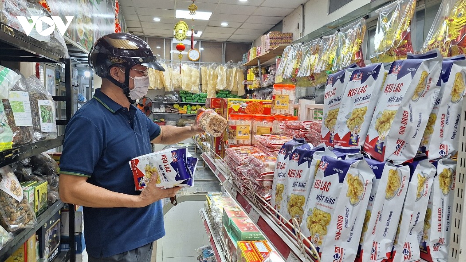 Đặc sản Tết tại TP.HCM: Giá giữ ổn định, sức mua vẫn chậm