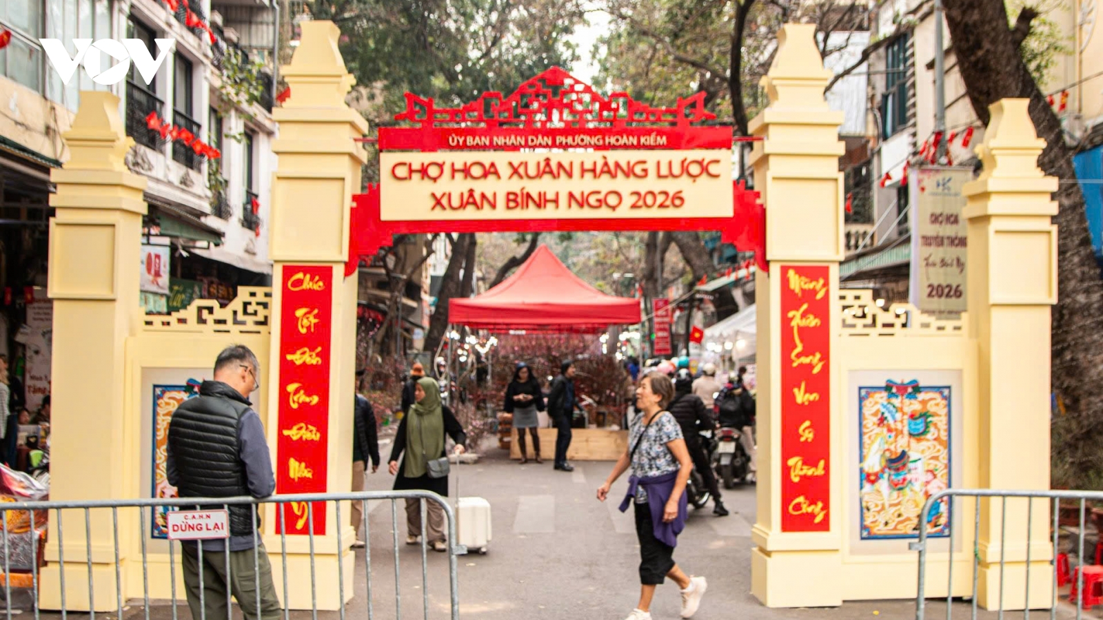 Cận Tết, người cao tuổi Hà Nội “nô nức” tìm về ký ức xưa tại chợ hoa Hàng Lược