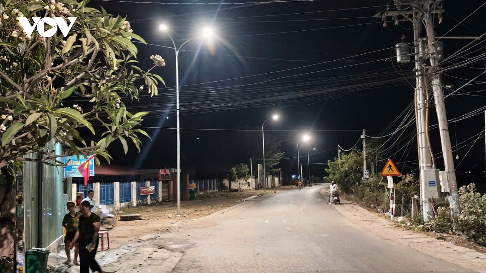 Hàng loạt trụ đèn đường nông thôn ở Lâm Đồng bị trộm cắt dây điện