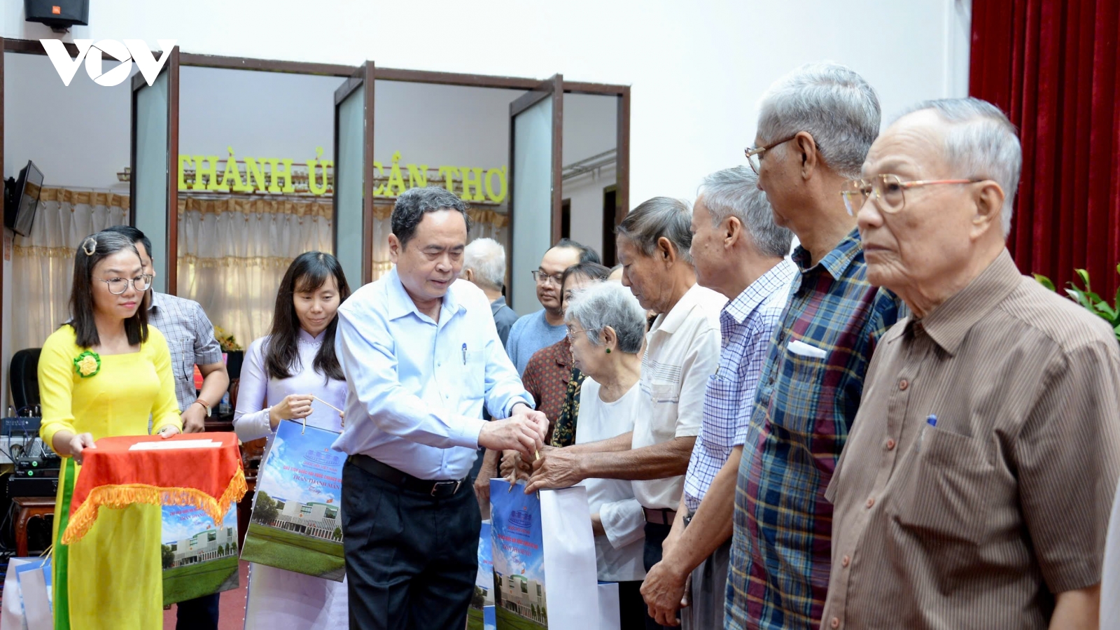 Chủ tịch Quốc hội thăm, tặng quà cho gia đình chính sách, hộ nghèo tại TP Cần Thơ