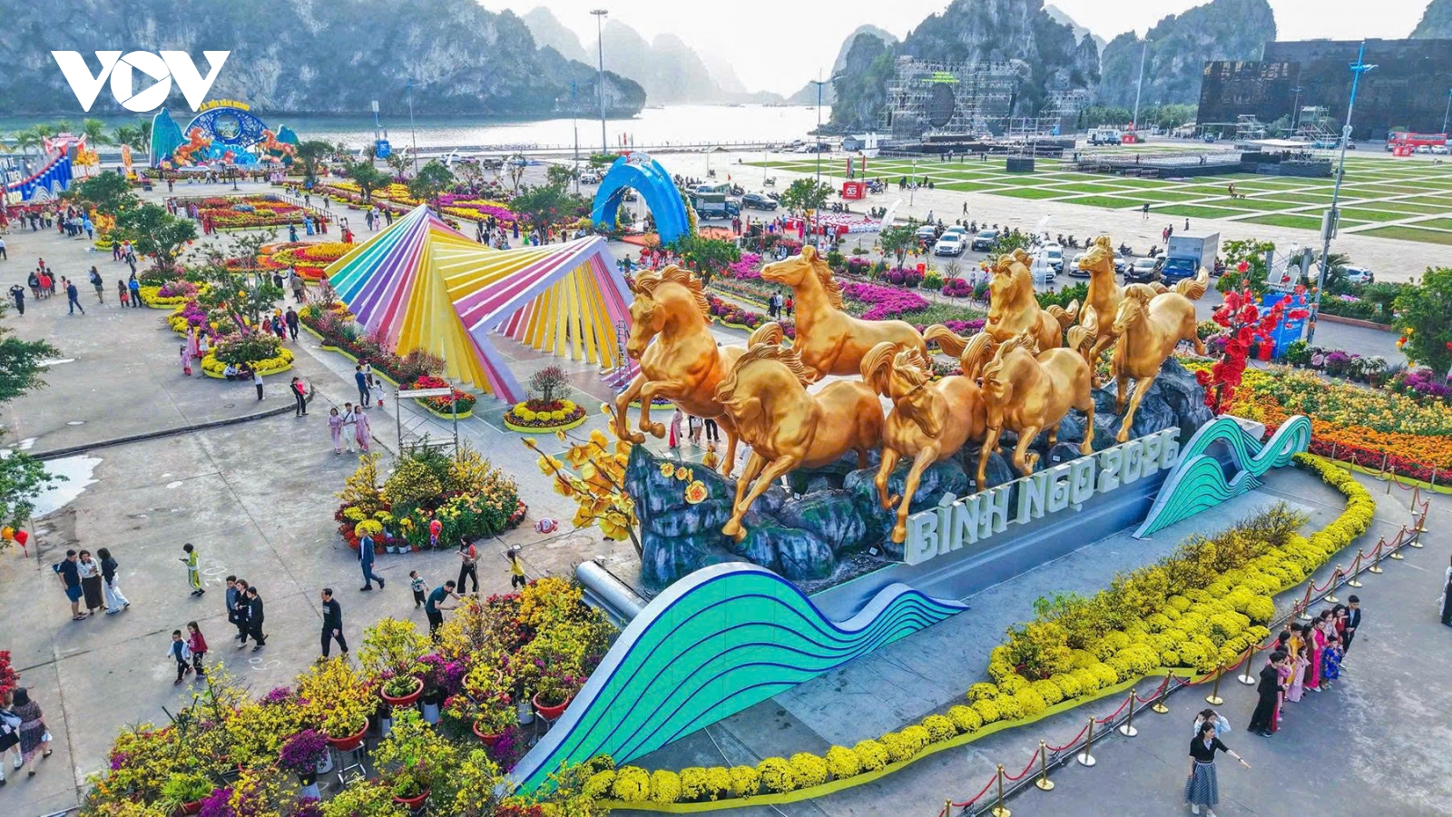 Check-in “Bát mã” khổng lồ giữa đại lộ hoa bên vịnh Hạ Long