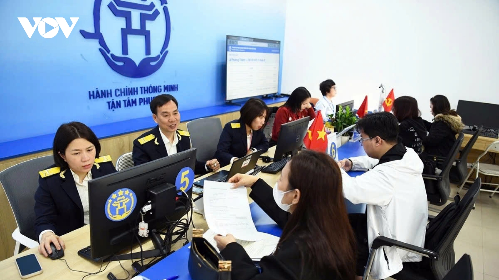 Civil servants in Hanoi return to work after nine-day Tet break