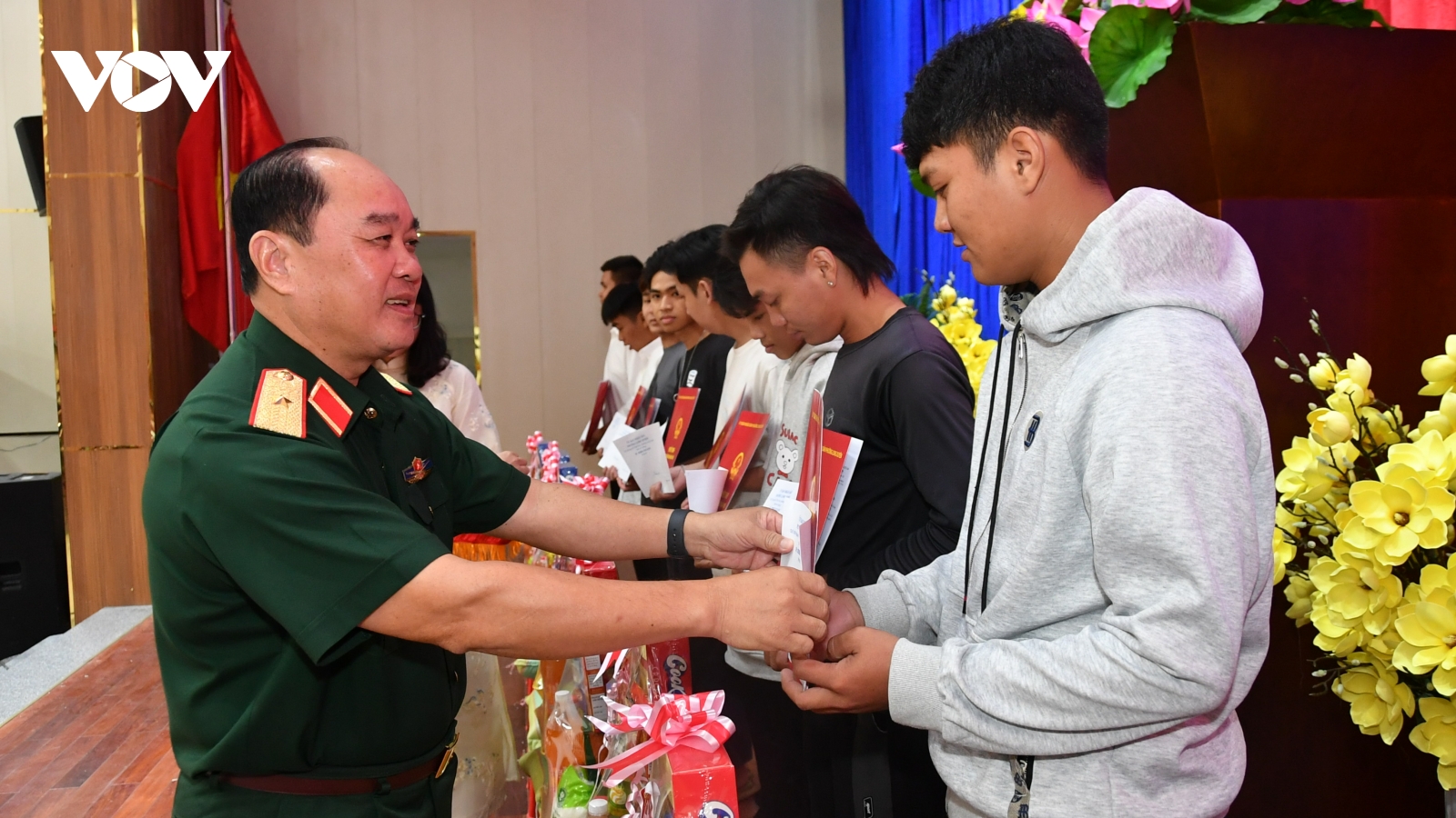 An Giang: Trao quyết định gọi công dân nhập ngũ tại 102 xã, phường và đặc khu