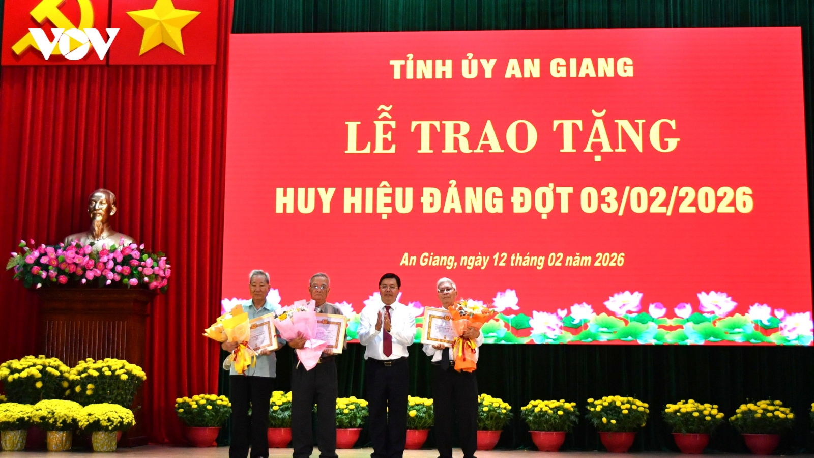 An Giang trao Huy hiệu Đảng cho 26 đảng viên cao niên