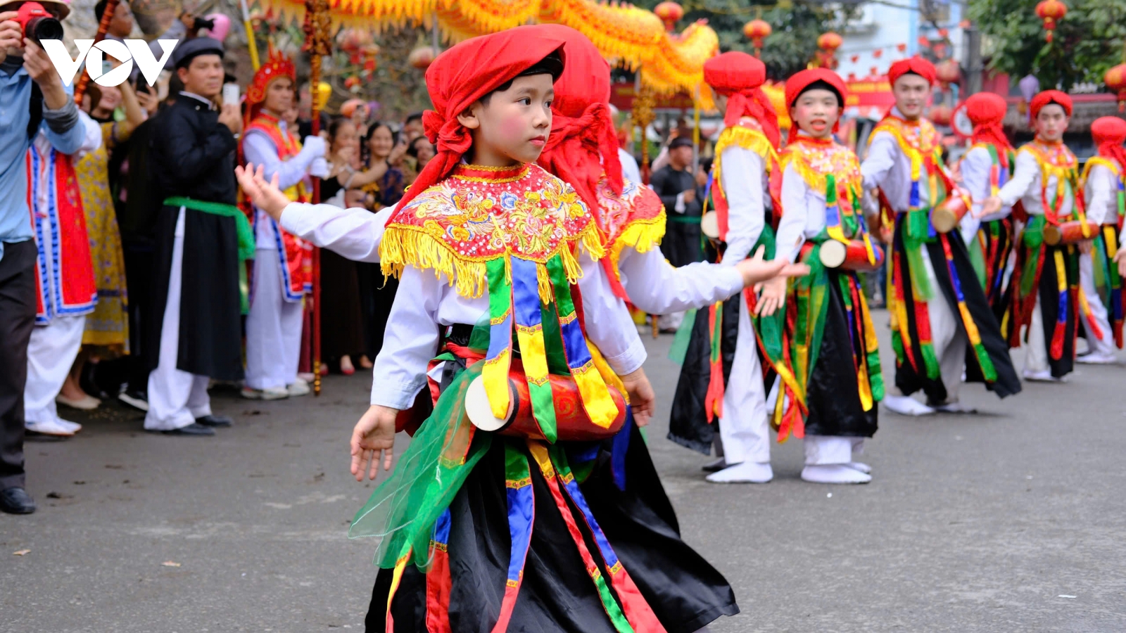 Cậu bé 8 tuổi giả gái múa "con đĩ đánh bồng" ở hội làng Triều Khúc