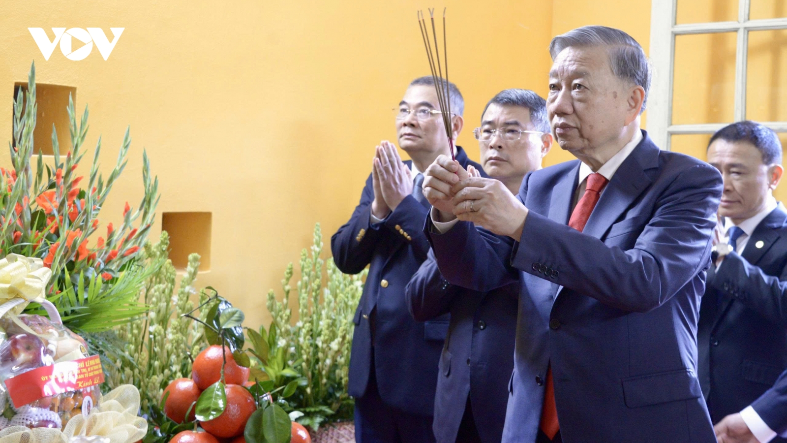 Tổng Bí thư Tô Lâm thành kính dâng hương tại Hoàng thành Thăng Long và Nhà 67