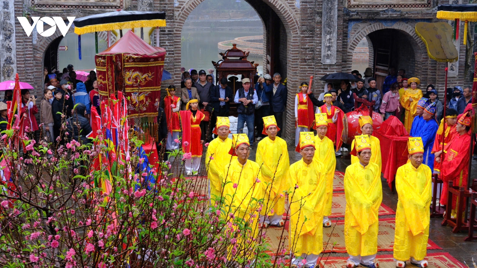 Đông đảo người dân đội mưa dự lễ khai hội Cổ Loa đầu năm