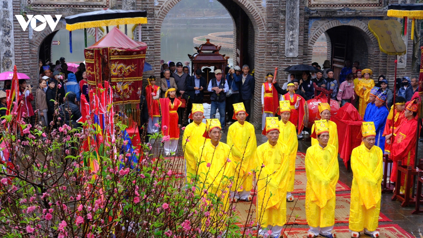 Đông đảo người dân đội mưa dự lễ khai hội Cổ Loa đầu năm