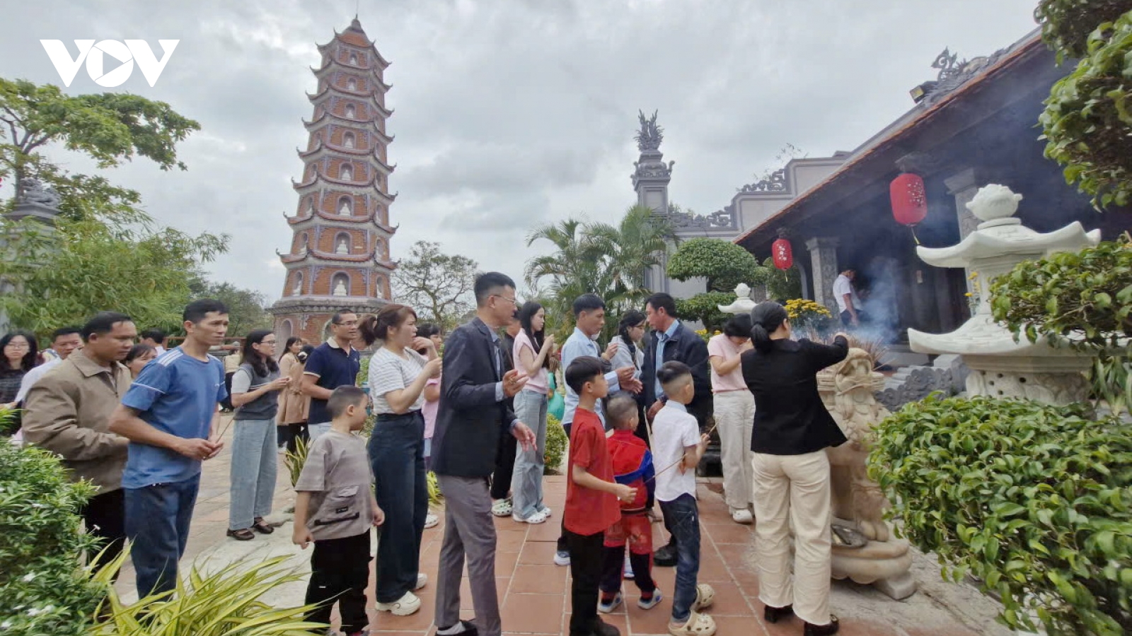 Đông đảo du khách vãng cảnh, cầu an dịp năm mới tại chùa Hoằng Phúc, Quảng Trị