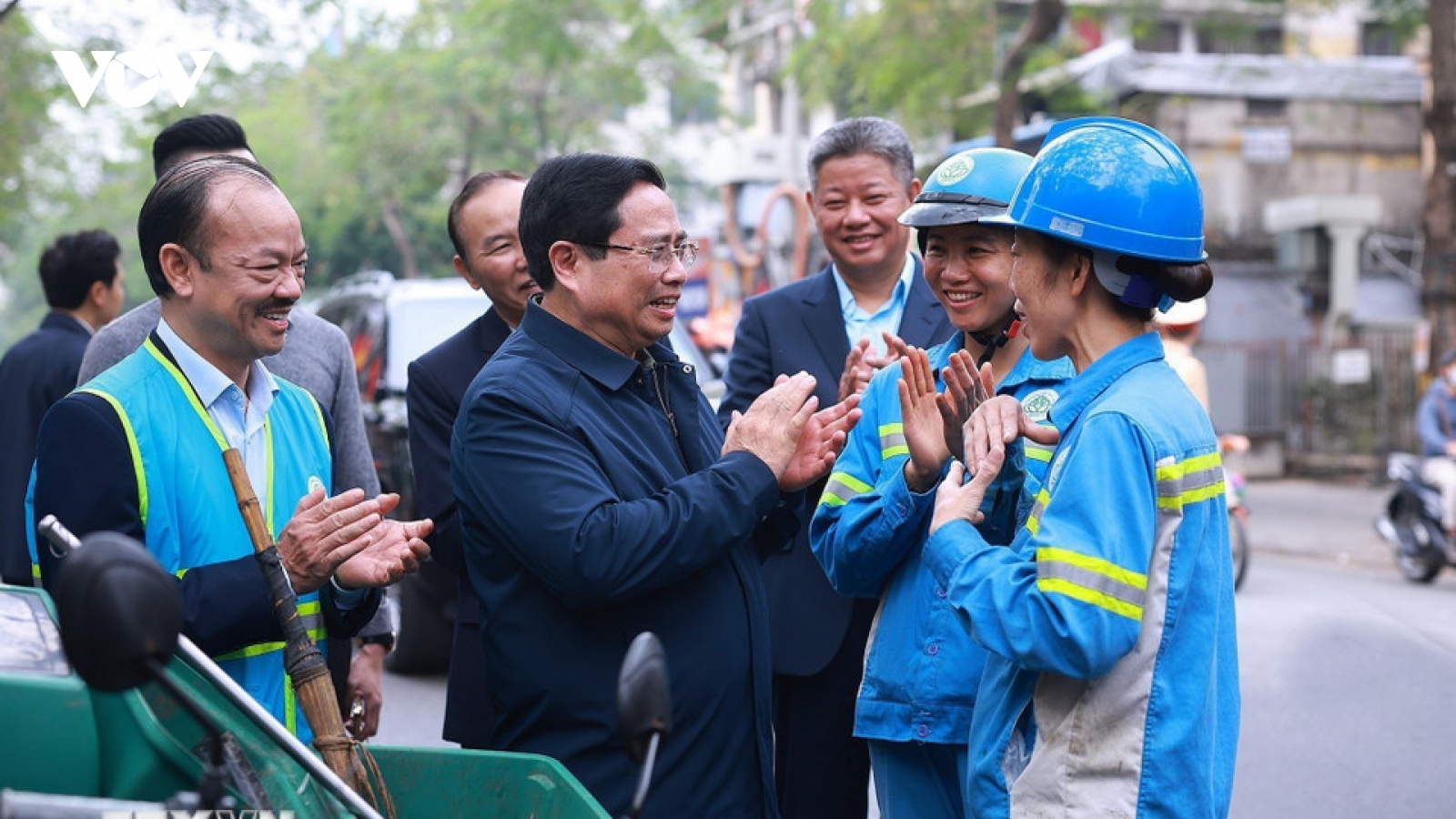 Thủ tướng thăm và tặng quà công nhân môi trường Hà Nội làm việc xuyên Tết