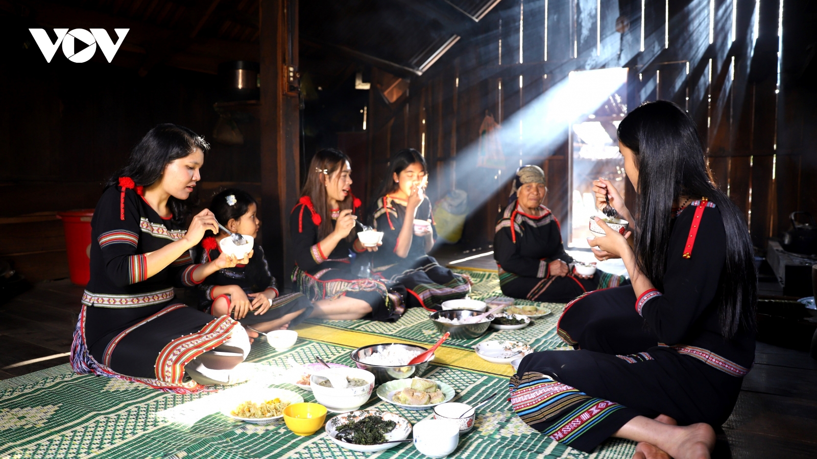 Bữa cơm đoàn viên đầu năm dưới mái nhà dài của người Ê Đê ở Đắk Lắk
