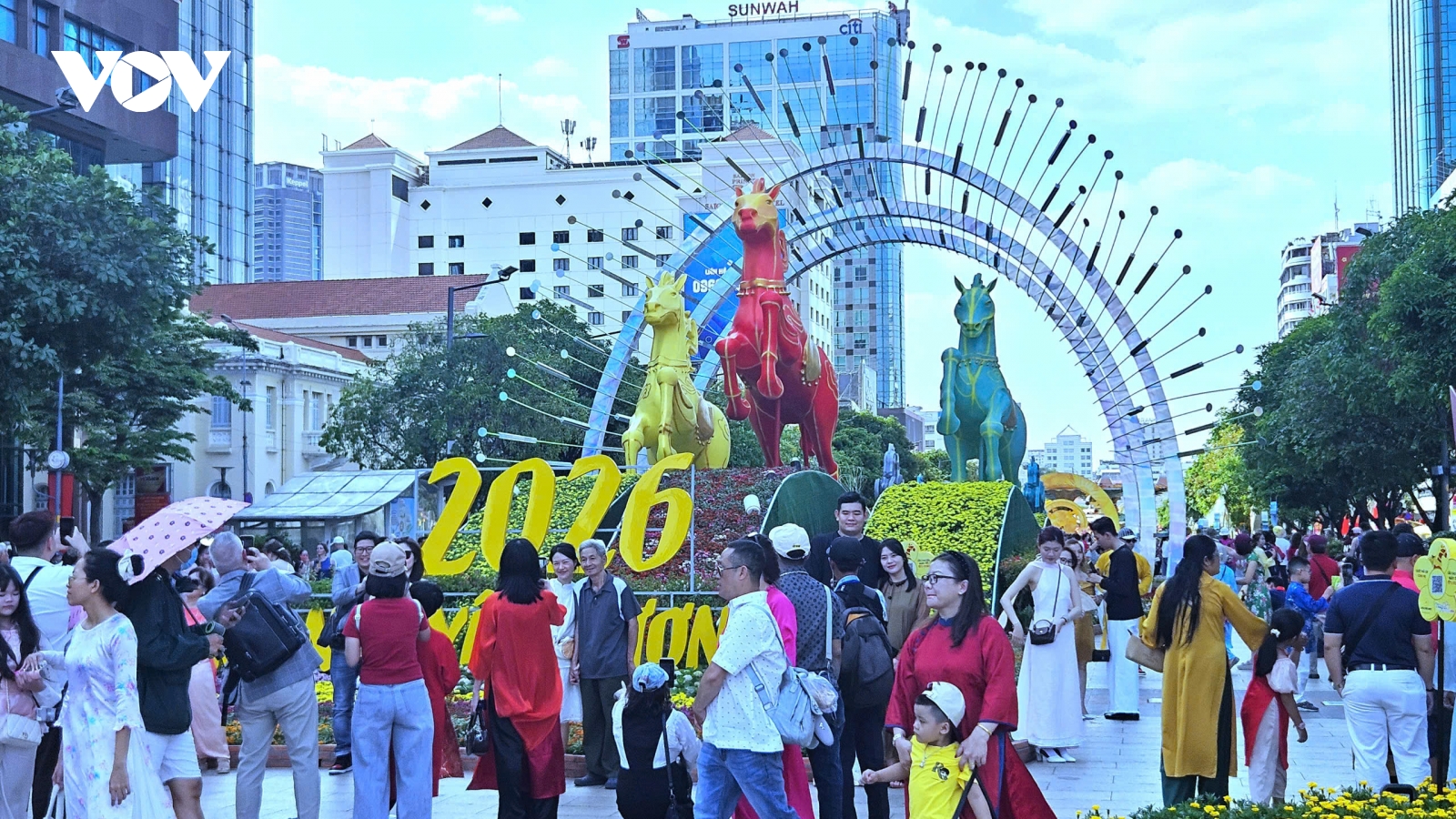 Mùng 2 Tết Bính Ngọ ở TP.HCM: Rộn ràng du xuân, lắng đọng nghĩa tình