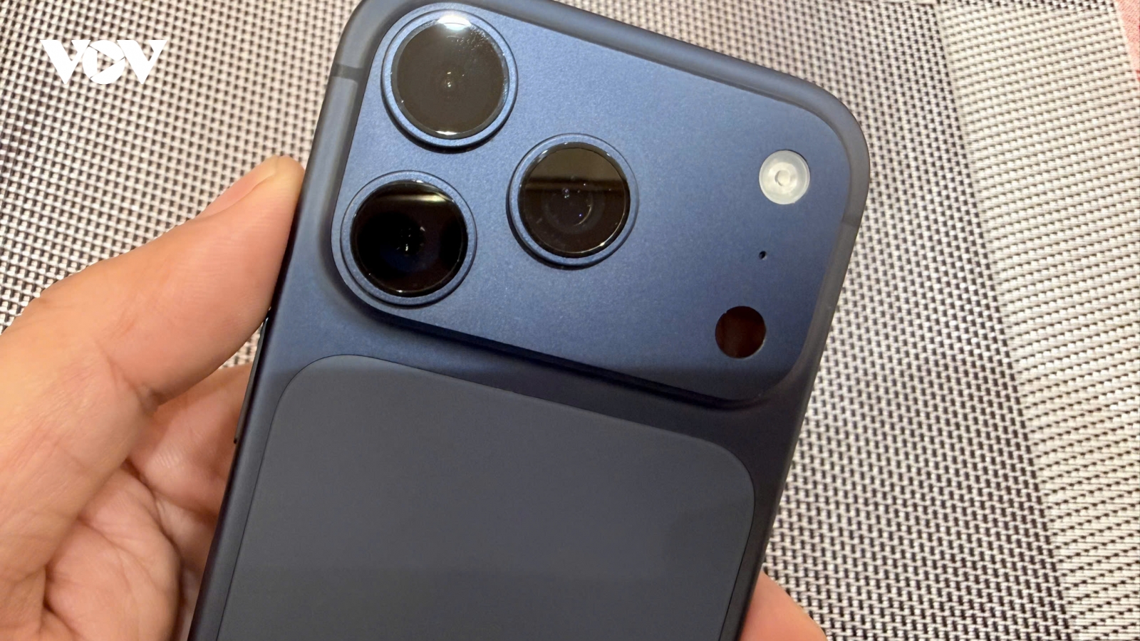 Không phải vì chê, người dùng vẫn ồ ạt bán iPhone 17 Pro Max