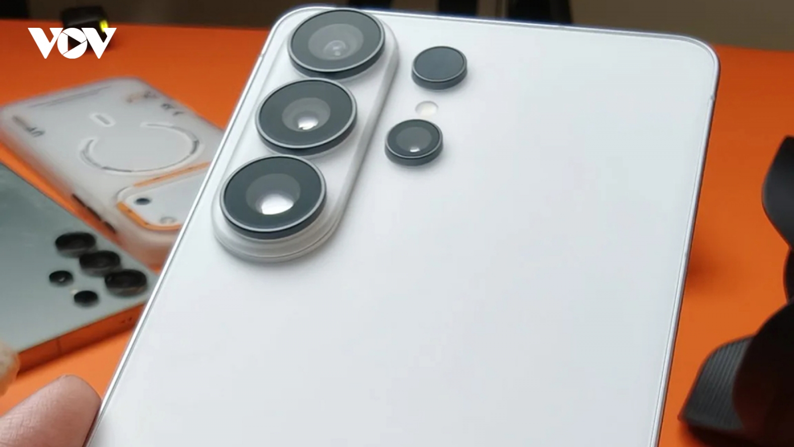 Vì sao Samsung mang camera lồi trở lại với Galaxy S26 Ultra?