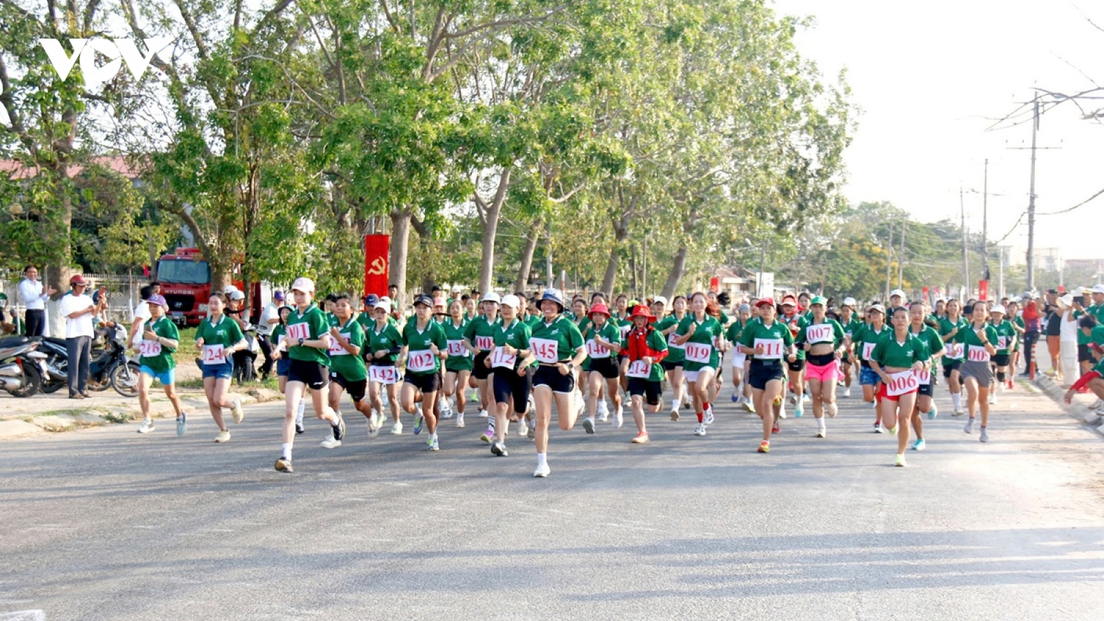 Gần 400 vận động viên chinh phục độ cao núi Tà Cú mừng xuân 2026