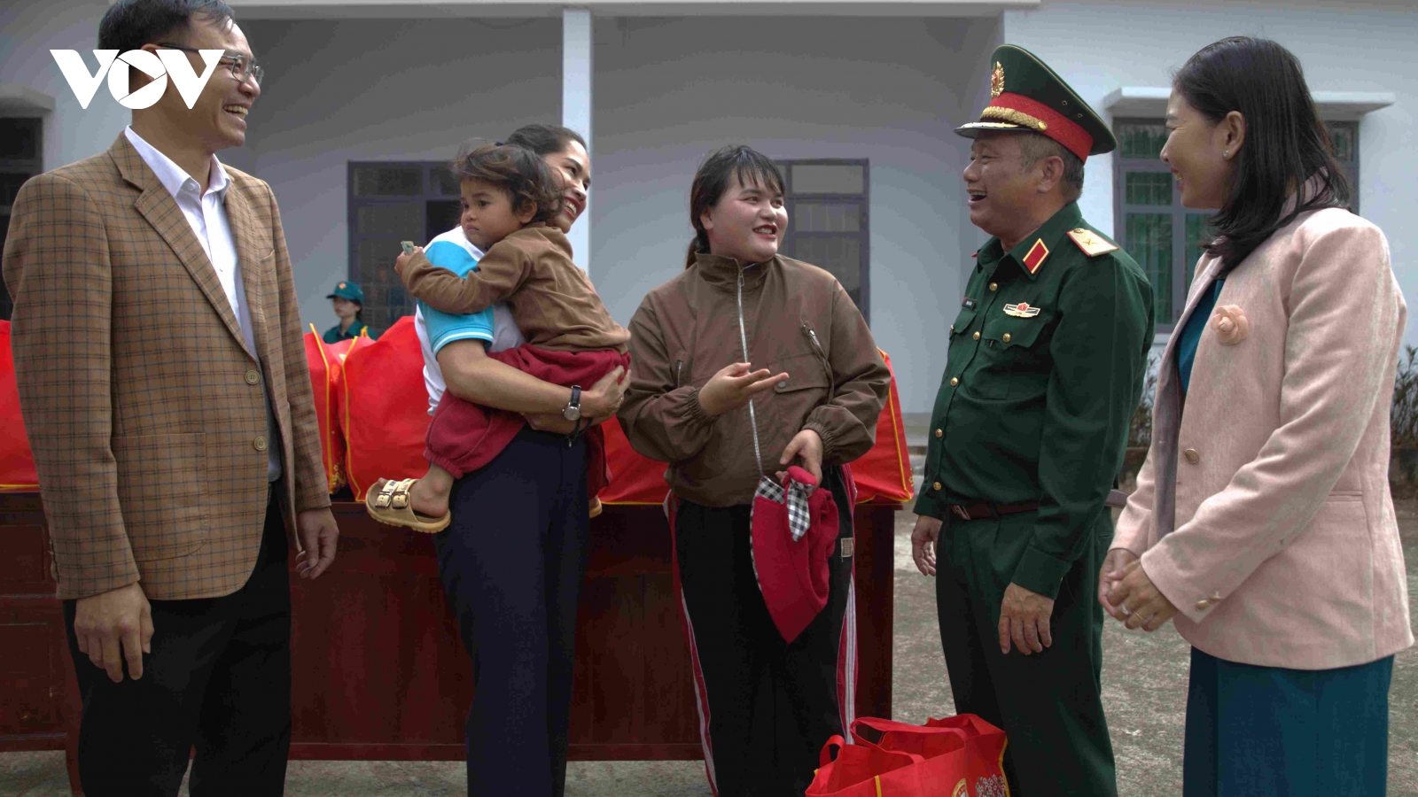 2.600 suất quà Tết đến với quân – dân biên giới Lâm Đồng