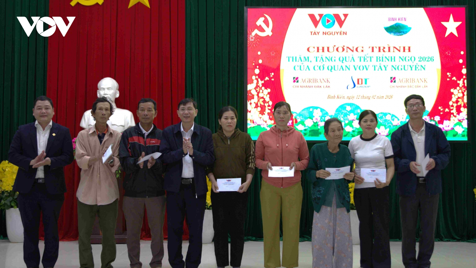 VOV Tây Nguyên cùng các đơn vị tài trợ trao quà Tết ở vùng lũ Đắk Lắk