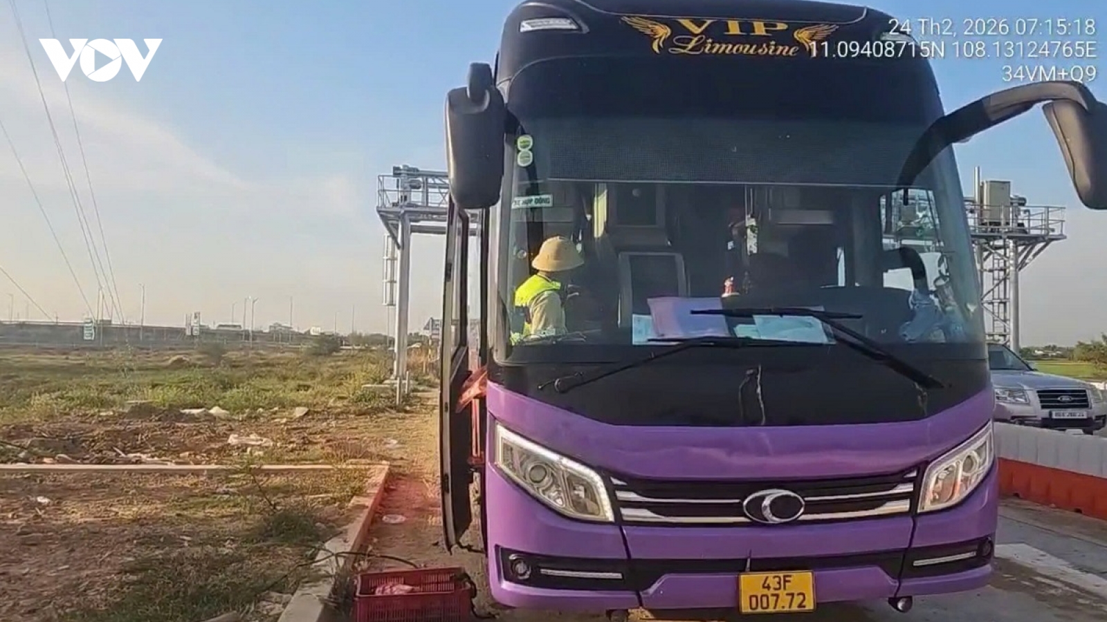 Liên tiếp phát hiện xe khách chở quá số người trên cao tốc