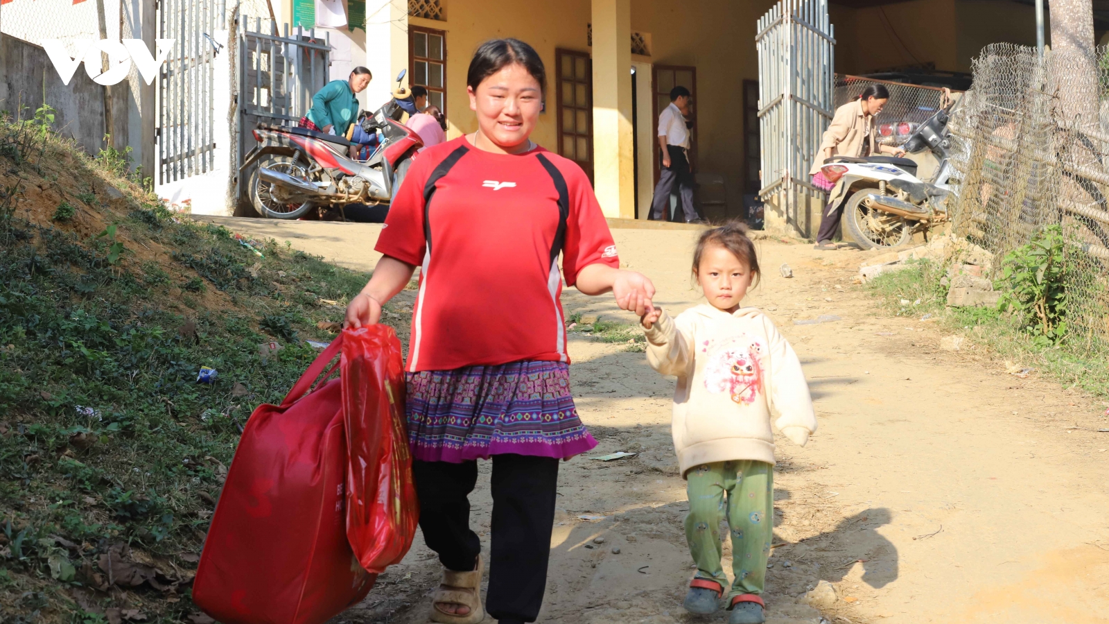 Hơn 5.000 suất quà Tết đến với đồng bào vùng biên Sơn La