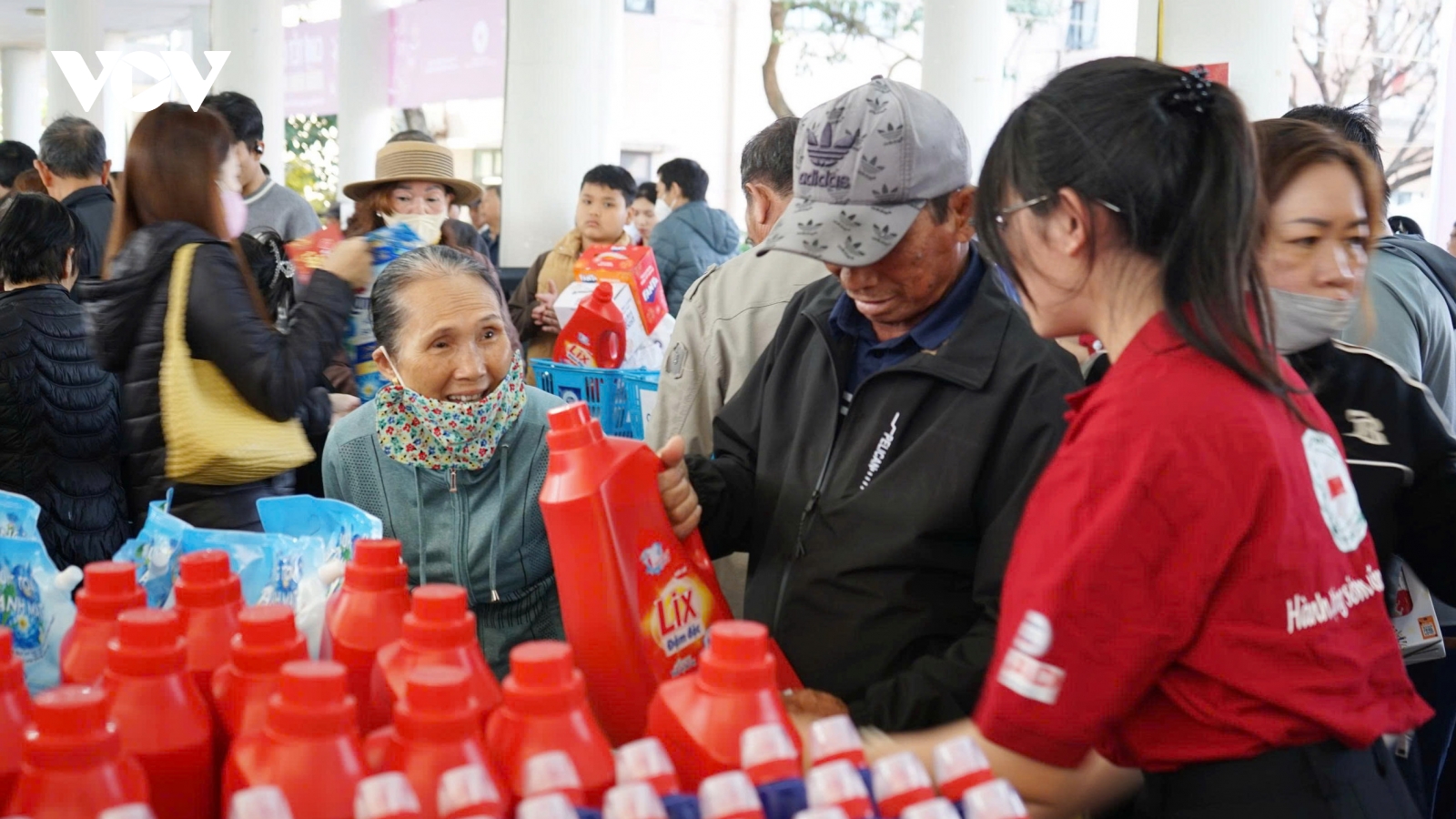 Chương trình “Tết nhân ái - Chợ Tết 0 đồng” trao quà tặng hộ nghèo tại Đà Nẵng