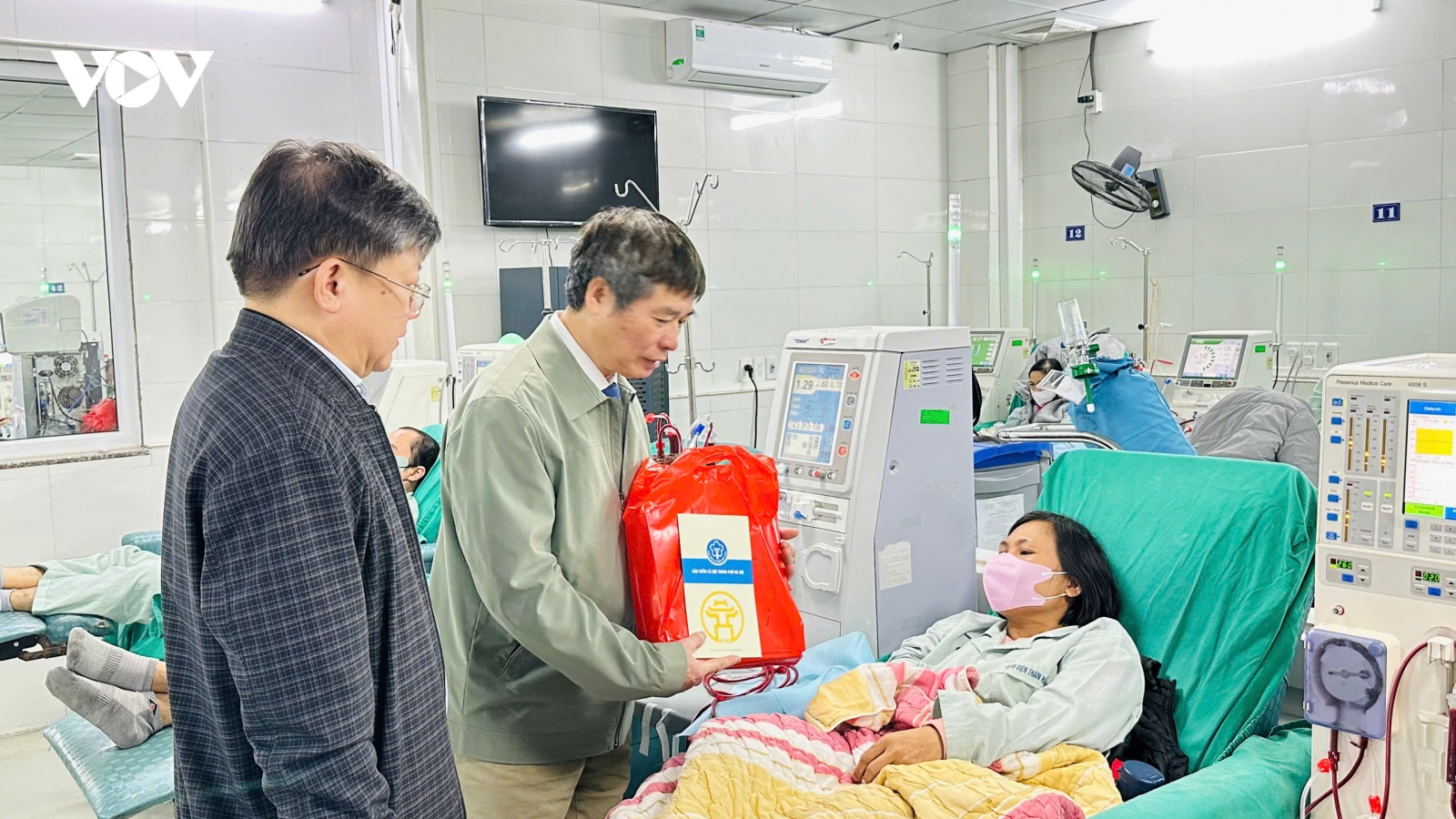 BHXH trao quà Tết cho bệnh nhân BHYT có hoàn cảnh khó khăn tại các bệnh viện