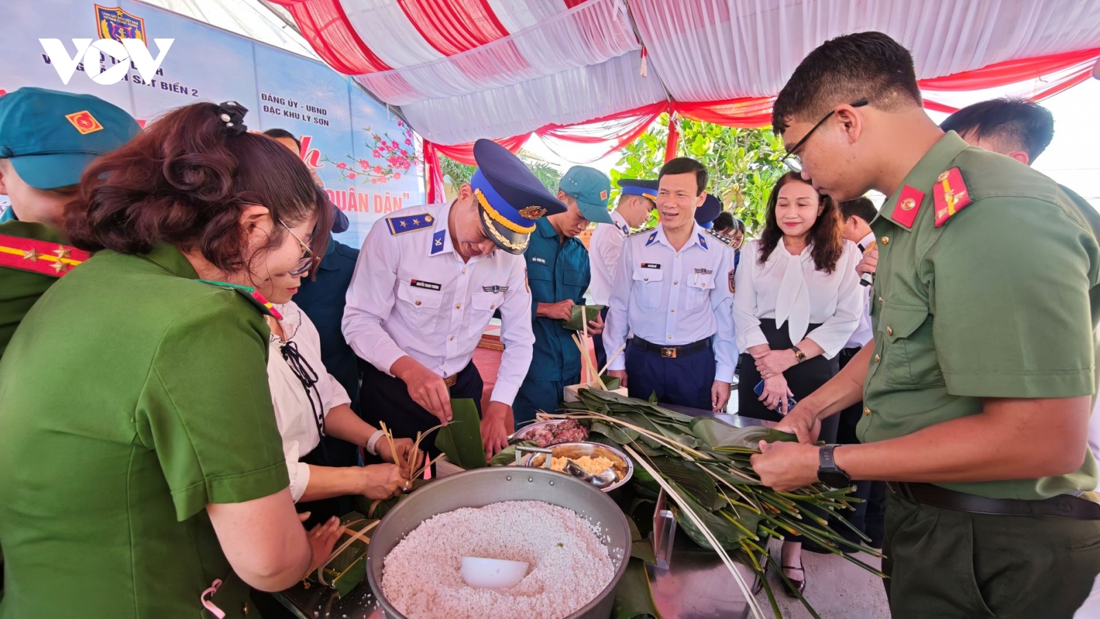 Mang Tết đất liền đến với quân dân đảo tiền tiêu Lý Sơn
