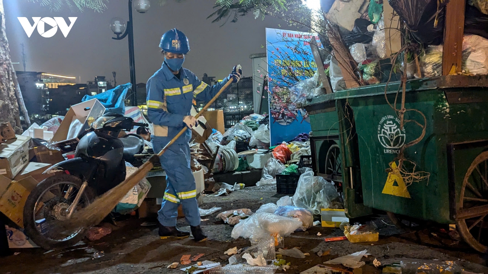 Chuyện về nữ lao công 23 năm đón giao thừa ngoài đường ở Hà Nội