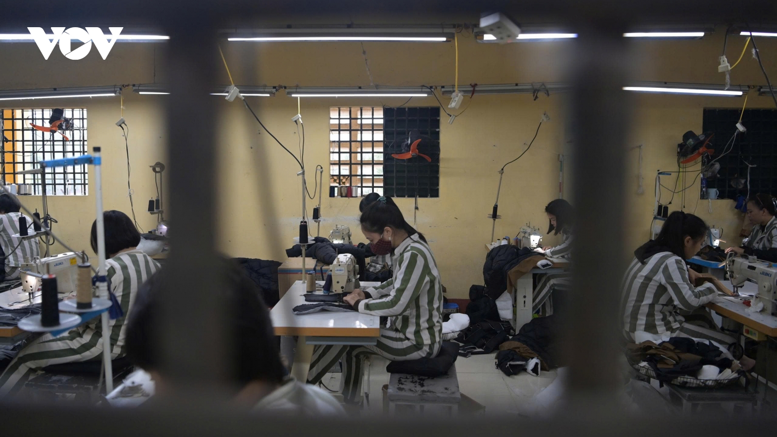 Tết trong xưởng may trại giam