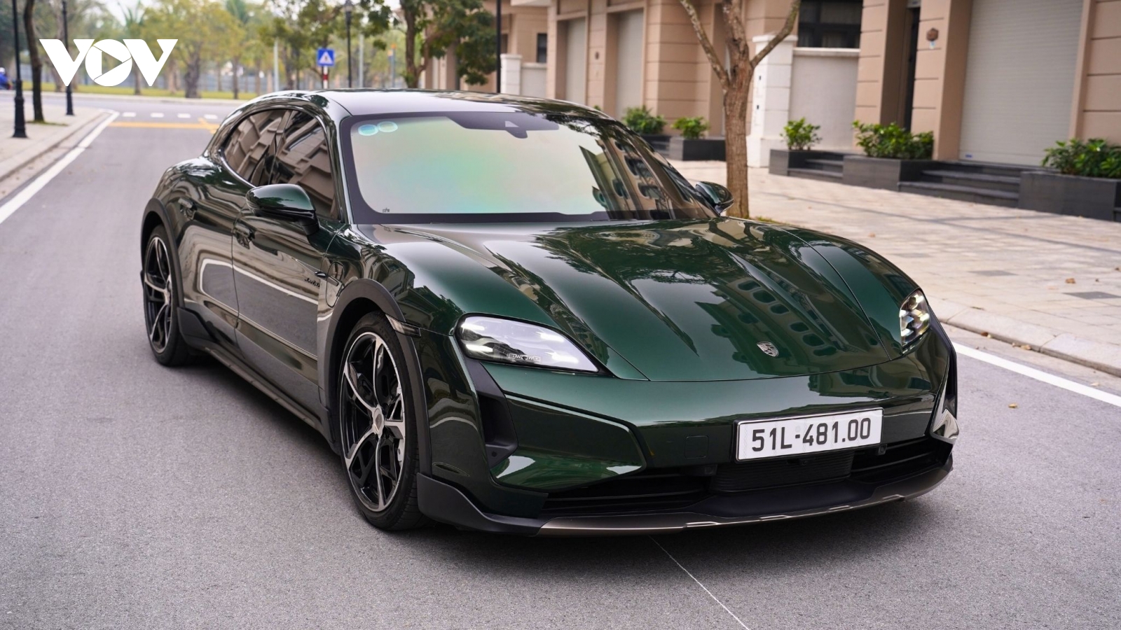 Ngắm Porsche Taycan Turbo Cross Turismo màu độc lạ giá gần 9 tỷ đồng