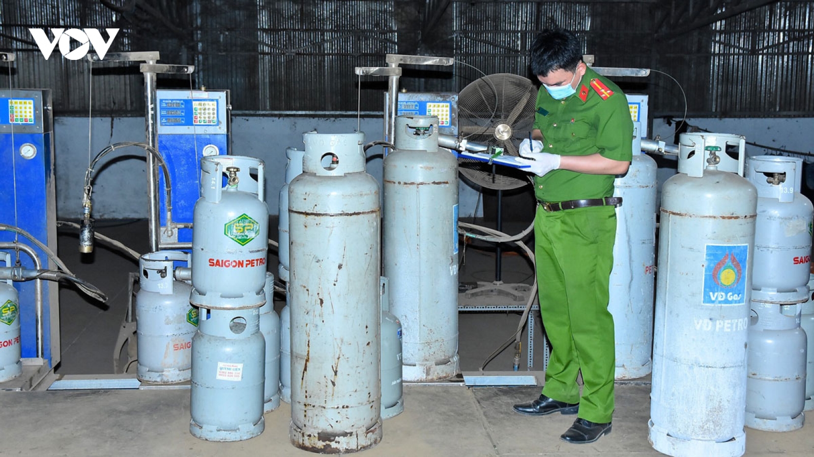 Công an Đồng Nai đột kích đường dây tuồn gas giả ra thị trường quy mô lớn