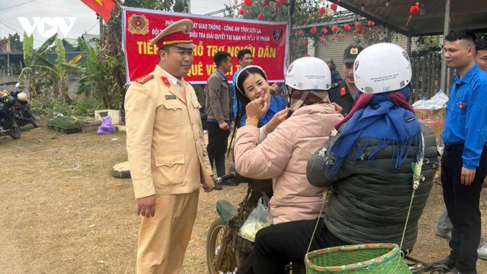 CSGT Sơn La tổ chức nhiều điểm hỗ trợ người dân về quê đón Tết trên Quốc lộ 6