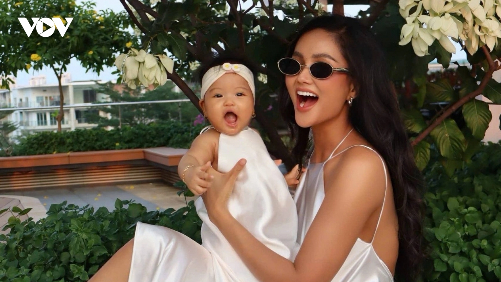 Sao Việt 24/2: Con gái H'Hen Niê được khen có khiếu người mẫu từ bé