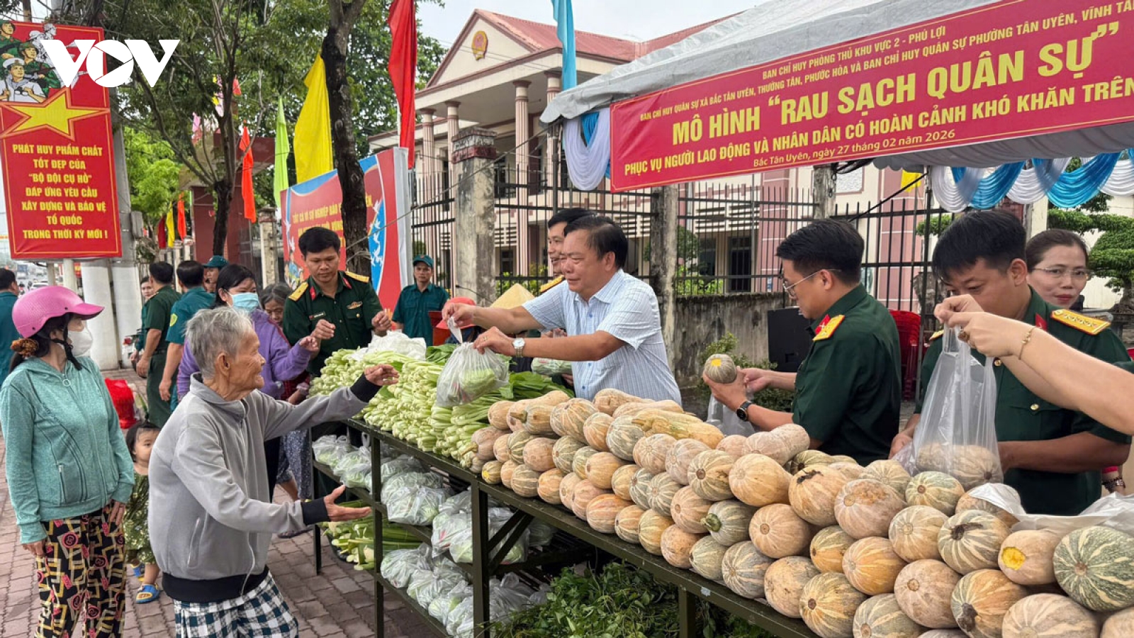 Ấm tình quân - dân qua mô hình "rau sạch quân sự" tại TP.HCM
