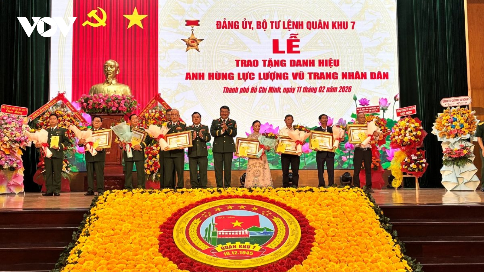 Trao danh hiệu Anh hùng LLVT nhân dân cho các tướng lĩnh quân đội