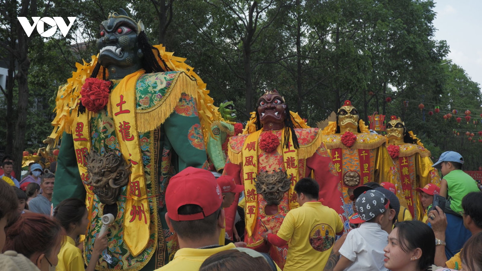 Rực rỡ sắc màu lễ hội chùa Bà Thiên Hậu tại phường Bình Dương