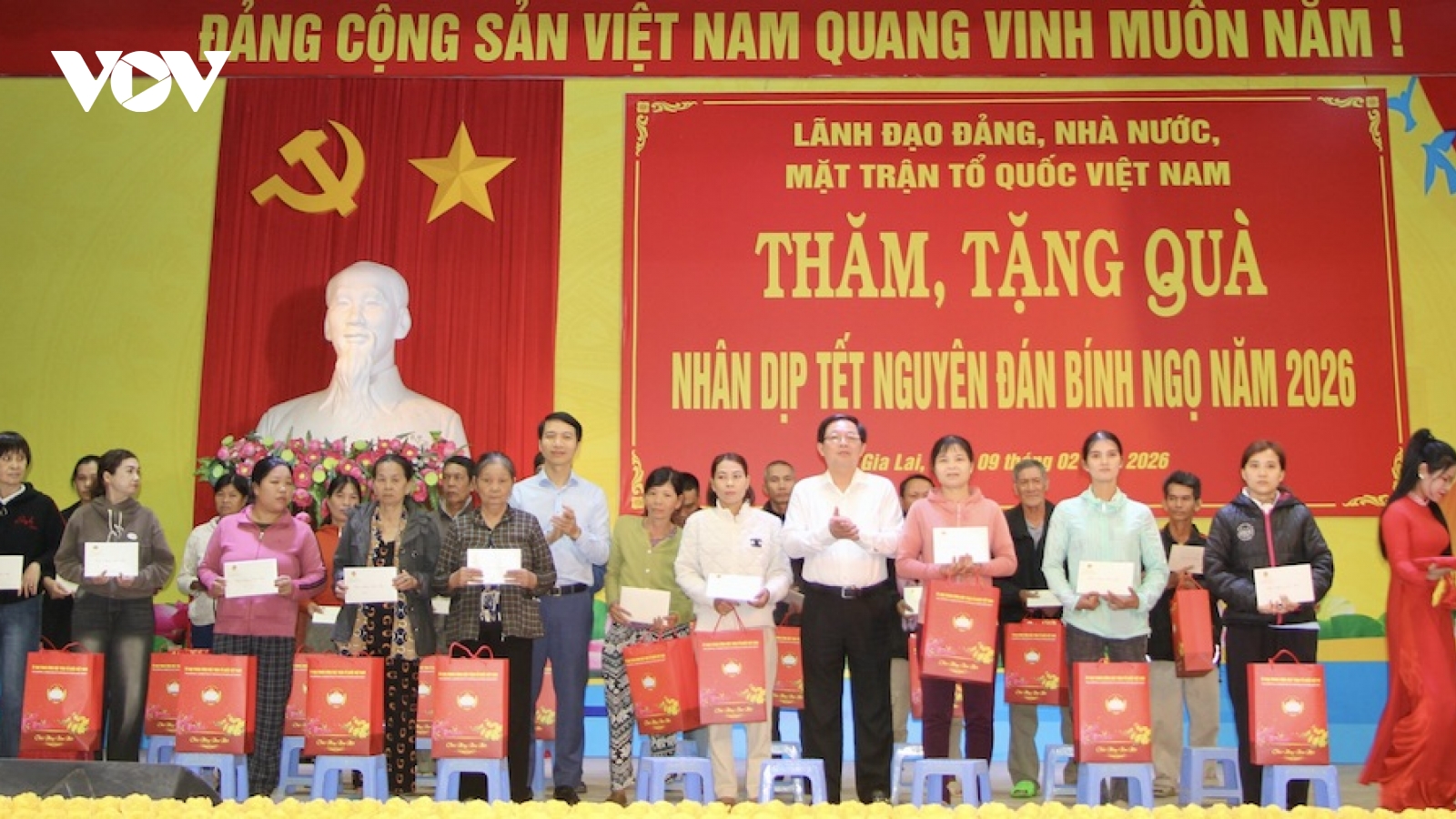 Phó Thủ tướng Hồ Quốc Dũng thăm, tặng quà Nhân dân vùng "rốn lũ" Gia Lai