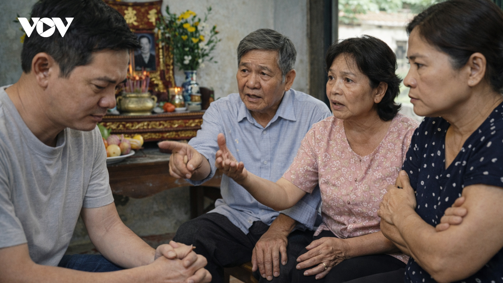 Bác mất chưa giỗ đầu, họ hàng họp đòi nhà tổ vì con nuôi không có quyền thờ cúng