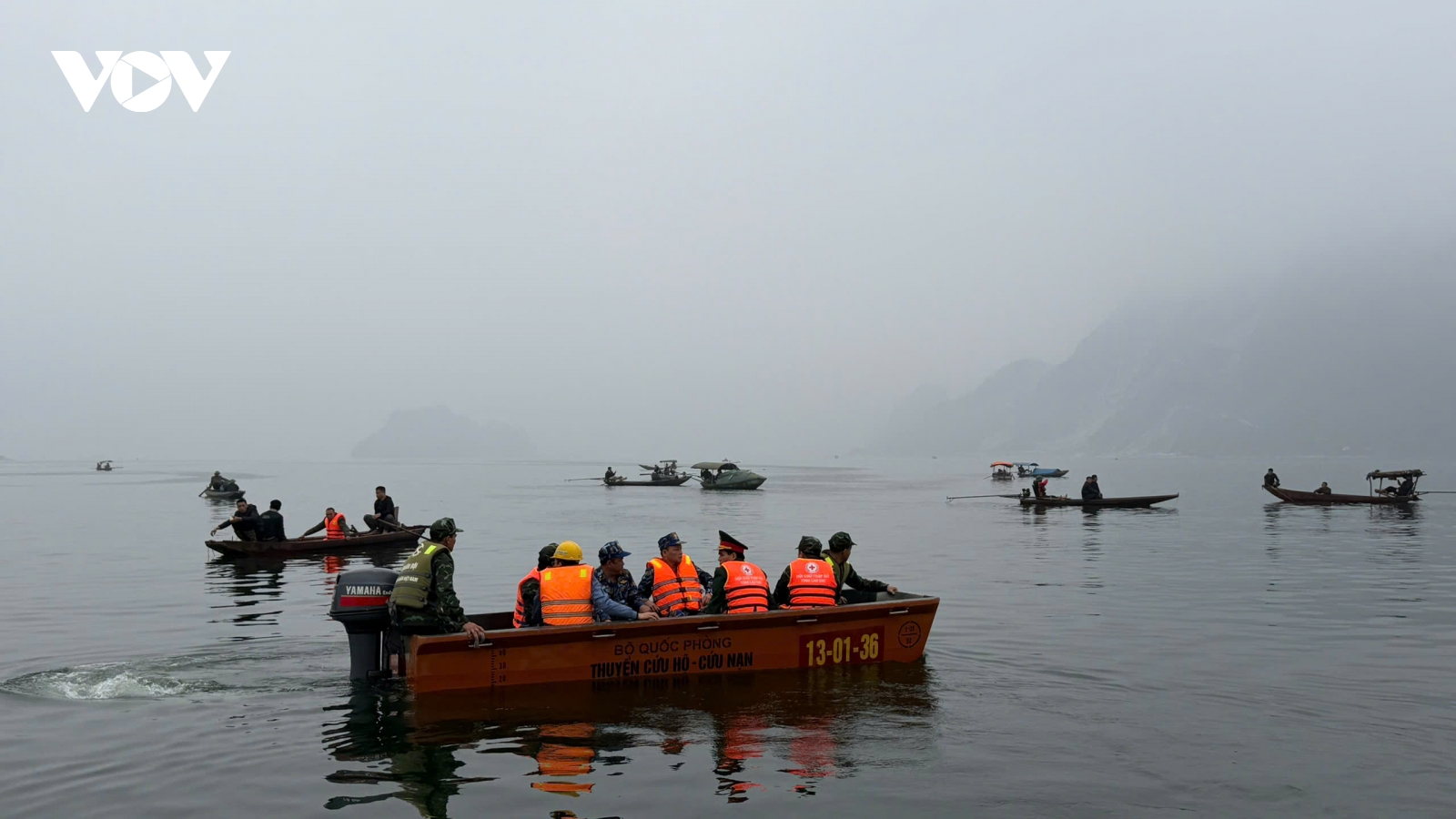 Vụ lật thuyền trên hồ Thác Bà: Bà con hỗ trợ lực lượng cứu hộ tìm kiếm nạn nhân