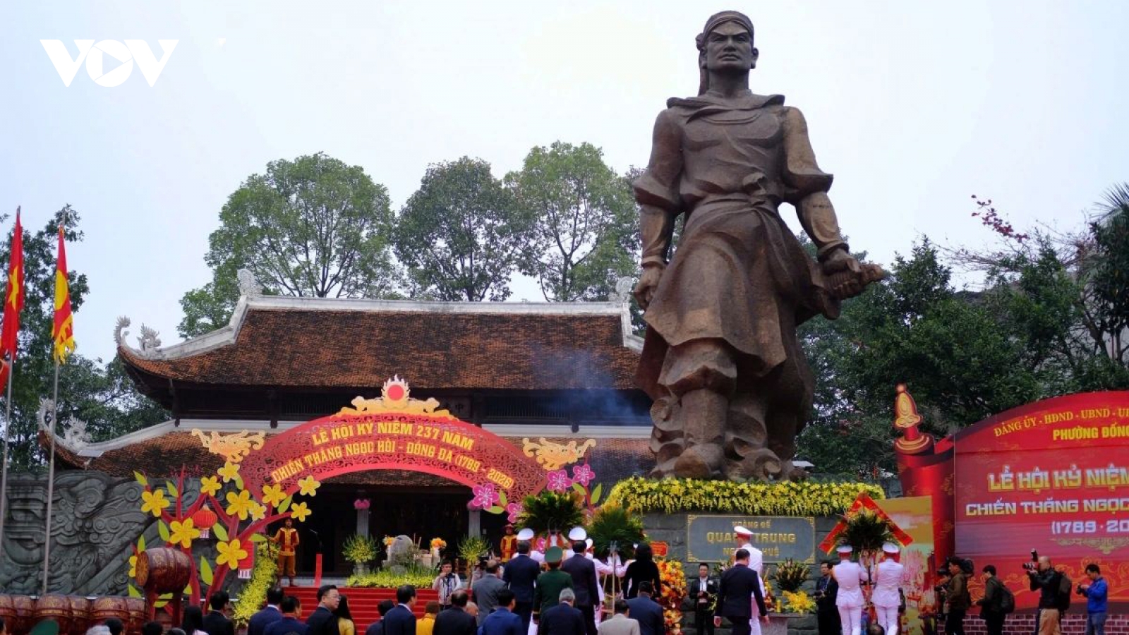 Thousands attend Dong Da Hill Festival to commemorate Emperor Quang Trung