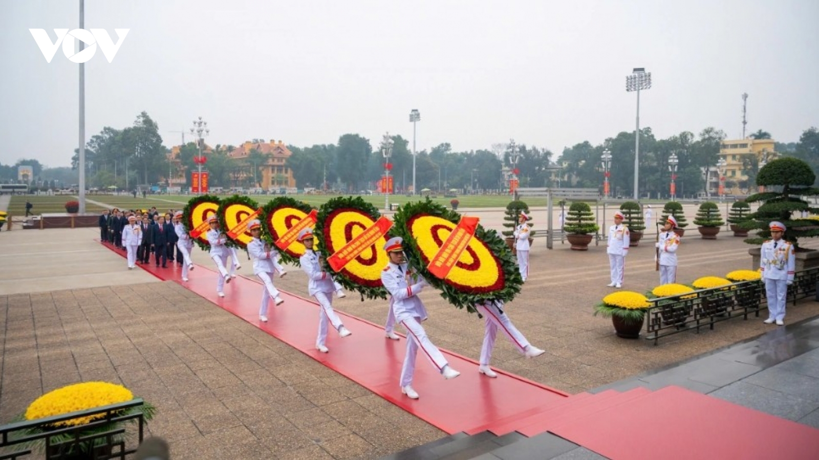 Party and State leaders pay tribute to President Ho Chi Minh at his mausoleum