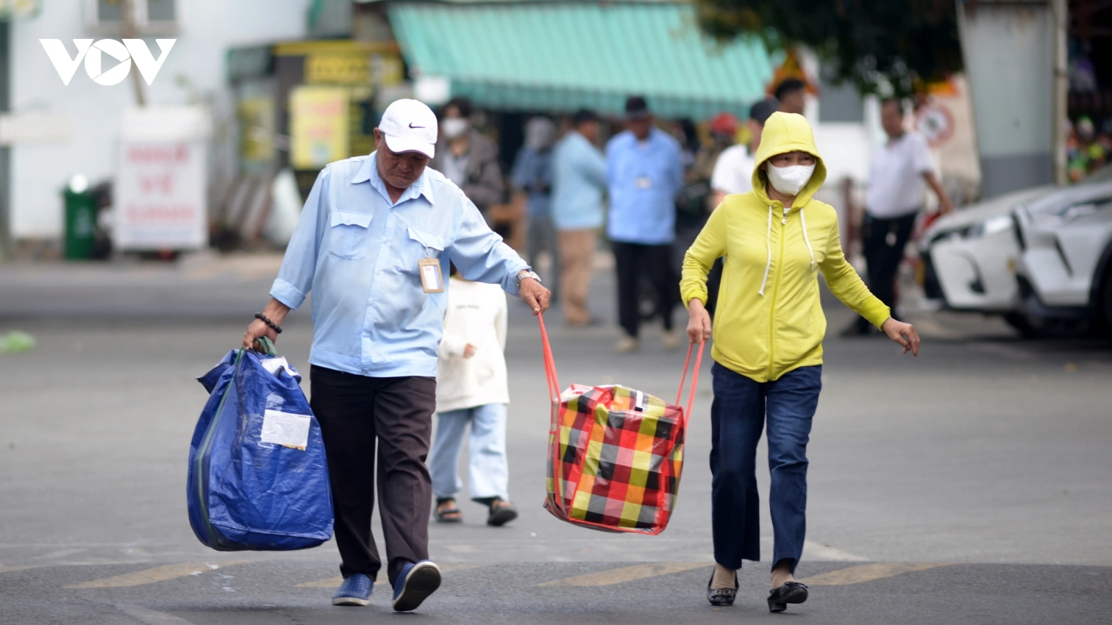 Dòng người trở về TP.HCM sau kỳ nghỉ Tết